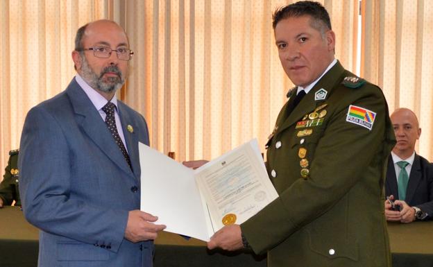 Entrega del Emblema de Oro de Bolivia a Juan Carlos Villa.