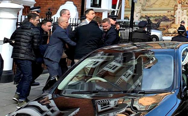 El fundador de WikiLeaks, Assange, es llevado por agentes de la Policía Metropolitana tras su arresto en Londres.