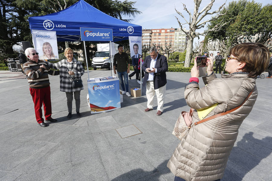 Fotos: Mesa informativa del PP en el rastro dominical de León