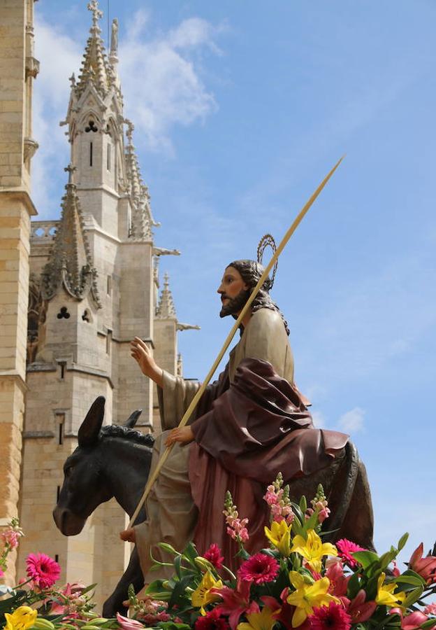 Imagen de Jesús de Nazaret a lomos de la Borriquilla con la Catedral de León al fondo. 