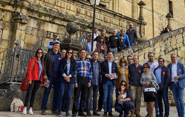 Los candidatos del PSOE durante su visita a Villafranca del Bierzo.