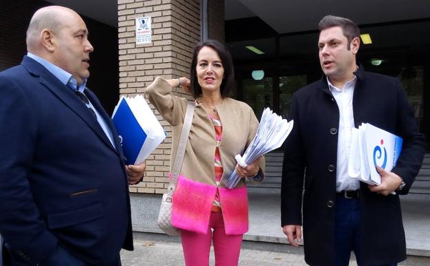 El secretario general de CB, Iván Alonso (D), el secretario de Organización, Pedro Quintana, y la portavoz de CB, Raquel Díaz, a la entrada de los juzgados.