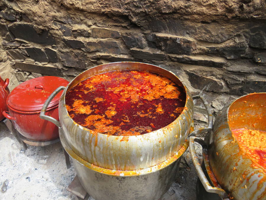 Potaje de garbanzos y arroz con bacalao, pan, pasta y una naranja para aliviar el alma y el cuerpo de los vecinos de la localidad bañezana en el marco de la procesión declarada de Interés Turístico Provincial