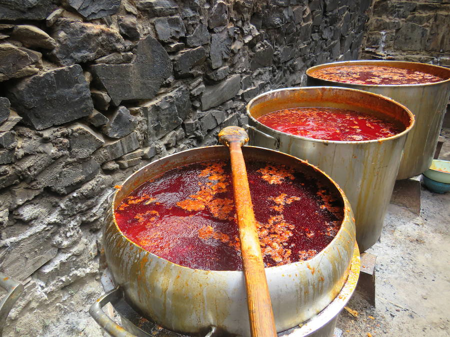 Potaje de garbanzos y arroz con bacalao, pan, pasta y una naranja para aliviar el alma y el cuerpo de los vecinos de la localidad bañezana en el marco de la procesión declarada de Interés Turístico Provincial