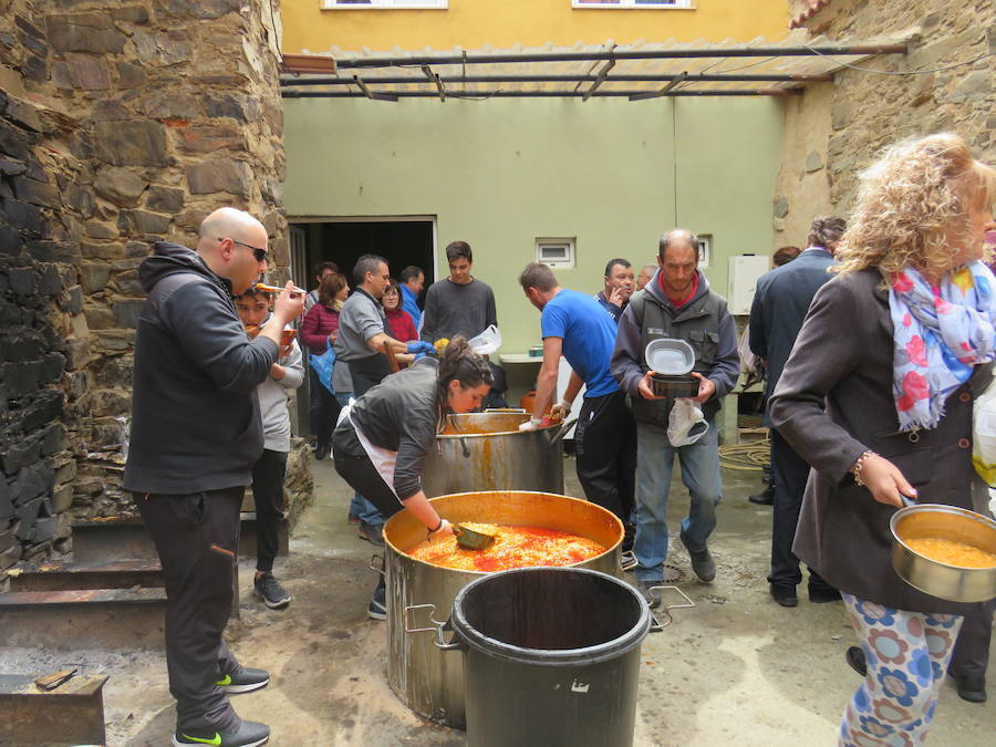 Potaje de garbanzos y arroz con bacalao, pan, pasta y una naranja para aliviar el alma y el cuerpo de los vecinos de la localidad bañezana en el marco de la procesión declarada de Interés Turístico Provincial