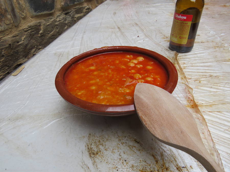 Potaje de garbanzos y arroz con bacalao, pan, pasta y una naranja para aliviar el alma y el cuerpo de los vecinos de la localidad bañezana en el marco de la procesión declarada de Interés Turístico Provincial