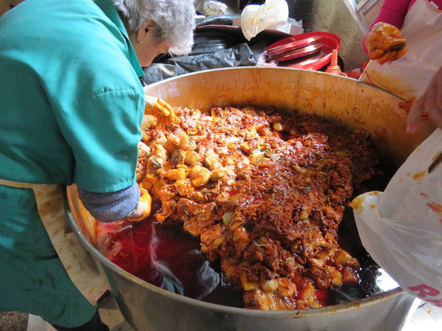 Potaje de garbanzos y arroz con bacalao, pan, pasta y una naranja para aliviar el alma y el cuerpo de los vecinos de la localidad bañezana en el marco de la procesión declarada de Interés Turístico Provincial