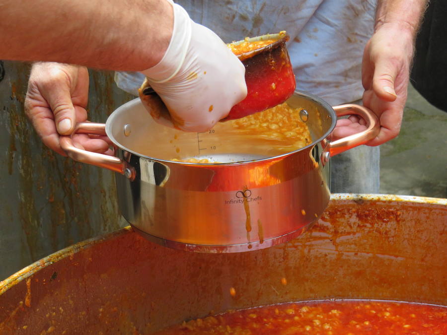 Potaje de garbanzos y arroz con bacalao, pan, pasta y una naranja para aliviar el alma y el cuerpo de los vecinos de la localidad bañezana en el marco de la procesión declarada de Interés Turístico Provincial