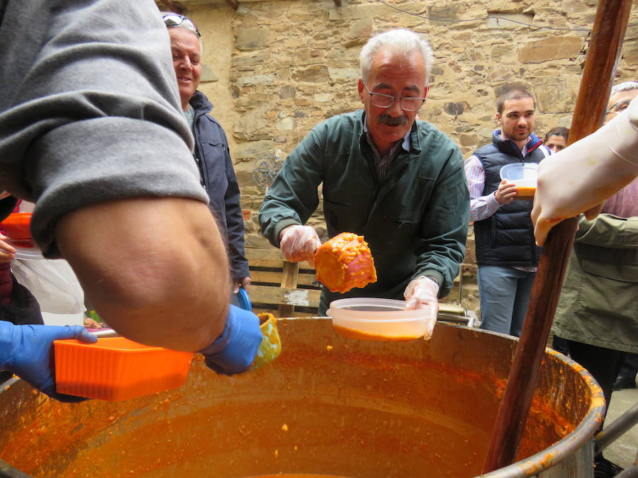 Potaje de garbanzos y arroz con bacalao, pan, pasta y una naranja para aliviar el alma y el cuerpo de los vecinos de la localidad bañezana en el marco de la procesión declarada de Interés Turístico Provincial