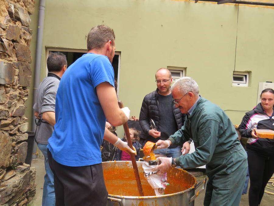 Potaje de garbanzos y arroz con bacalao, pan, pasta y una naranja para aliviar el alma y el cuerpo de los vecinos de la localidad bañezana en el marco de la procesión declarada de Interés Turístico Provincial