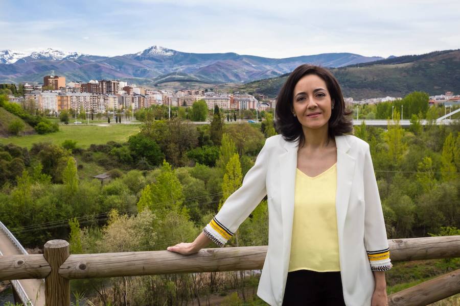 Ruth Morales, con Ponferrada de fondo. 