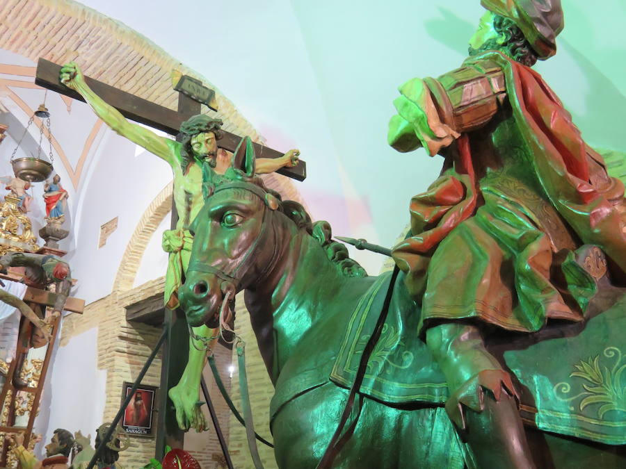 El Museo de Sahagún expuso estos días las imágenes que procesionarán este Viernes Santo, todas ellas, de la escuela castellana del siglo XVII: Jesús Nazareno con la cruz a cuestas; Jesús en el Gólgota, preparativos para la crucifixión; Las Tres Marías con San Juan; La Crucifixión con Longinos a caballo 'La lanzada'; El Descendimiento.