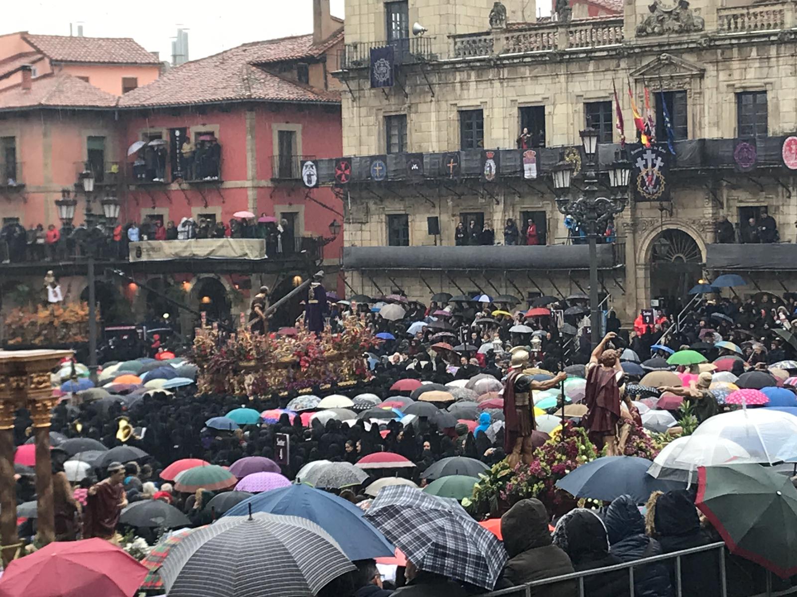 Los cientos de fieles citados en la Plaza Mayor viven un intenso encuentro que llevó a pasar por el frío, la lluvia y los paraguas