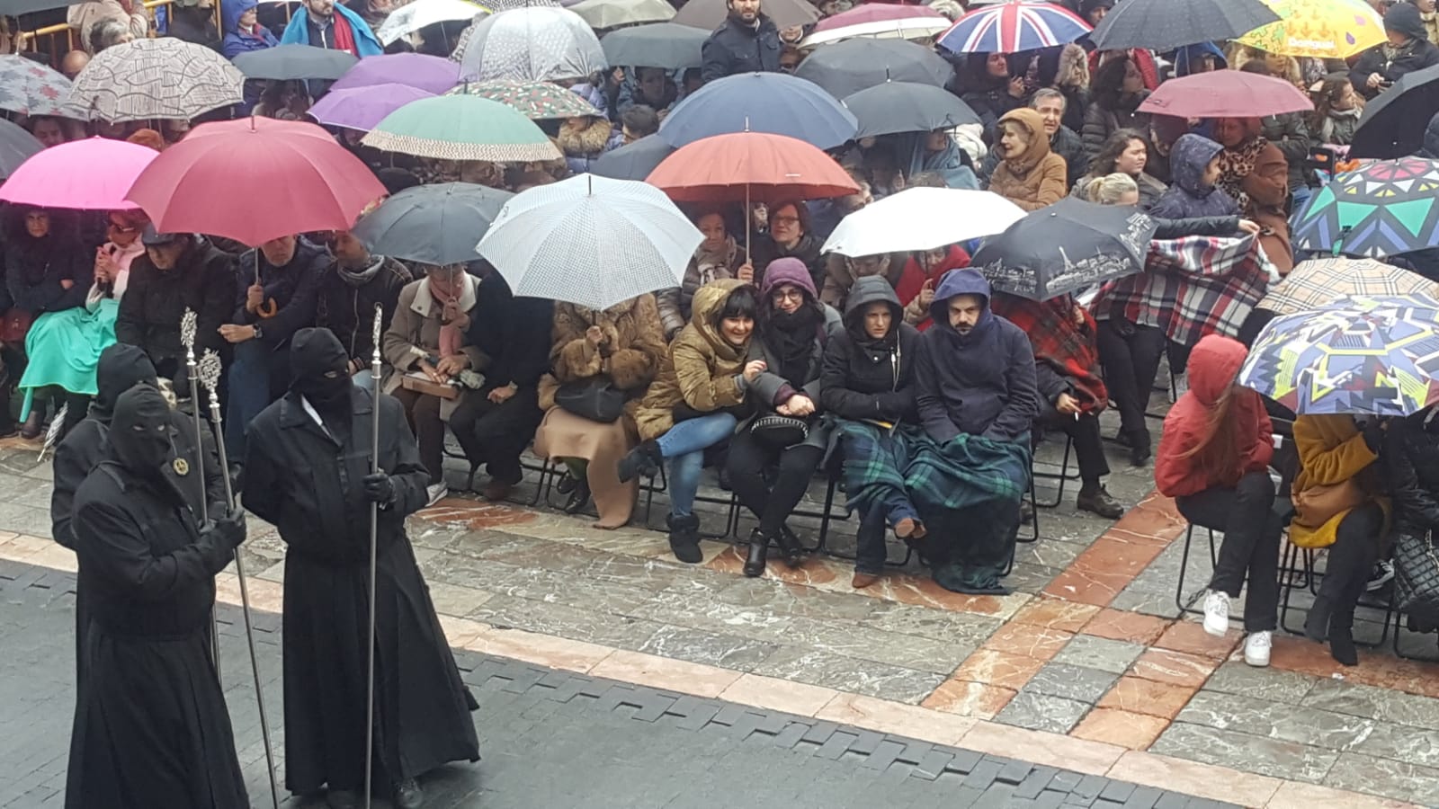 Los cientos de fieles citados en la Plaza Mayor viven un intenso encuentro que llevó a pasar por el frío, la lluvia y los paraguas