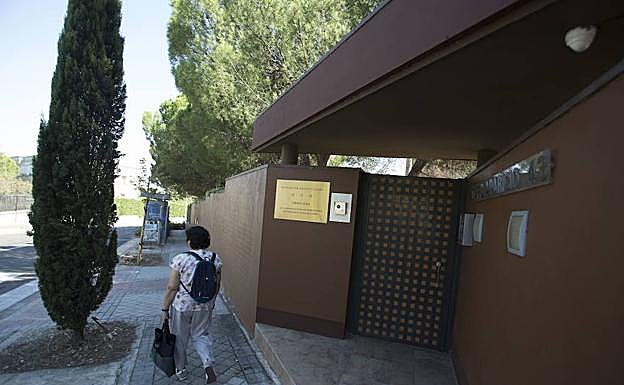Vista de la entrada de la Embajada de Corea del Norte en España. 