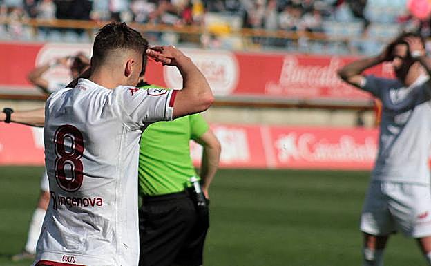 Los jugadores de la Cultural se lamentan del penalti.