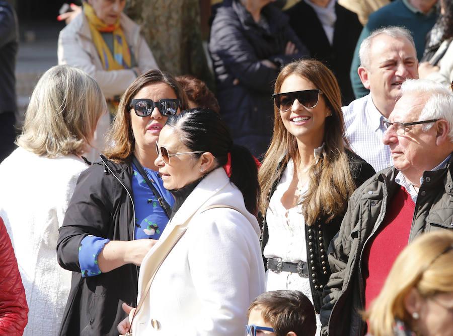 La actriz asturiana ha disfrutado de la procesión este domingo por la mañana en compañía de su hija. Muchos de los vecinos de la localidad han querido saludar a la candasina.