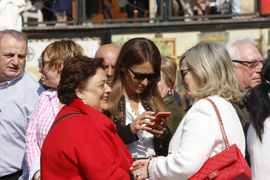 La actriz asturiana ha disfrutado de la procesión este domingo por la mañana en compañía de su hija. Muchos de los vecinos de la localidad han querido saludar a la candasina.