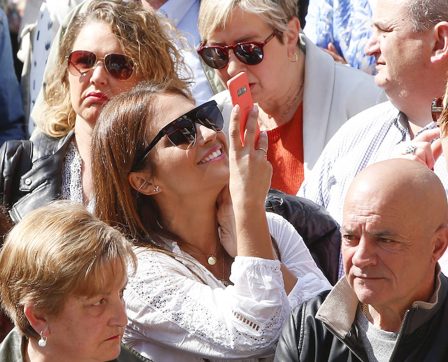 La actriz asturiana ha disfrutado de la procesión este domingo por la mañana en compañía de su hija. Muchos de los vecinos de la localidad han querido saludar a la candasina.