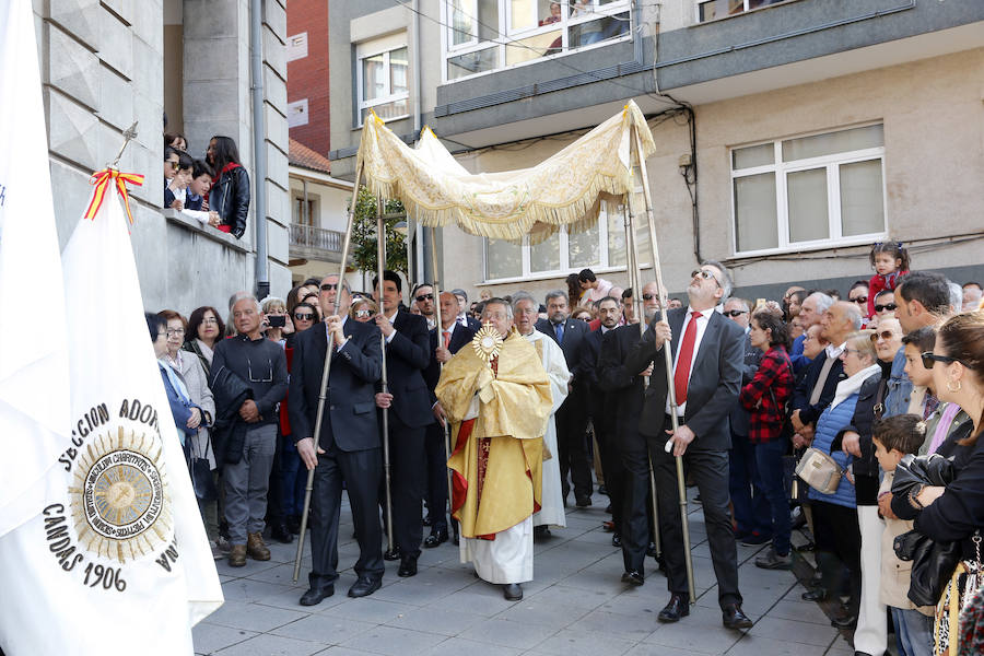 La actriz asturiana ha disfrutado de la procesión este domingo por la mañana en compañía de su hija. Muchos de los vecinos de la localidad han querido saludar a la candasina.