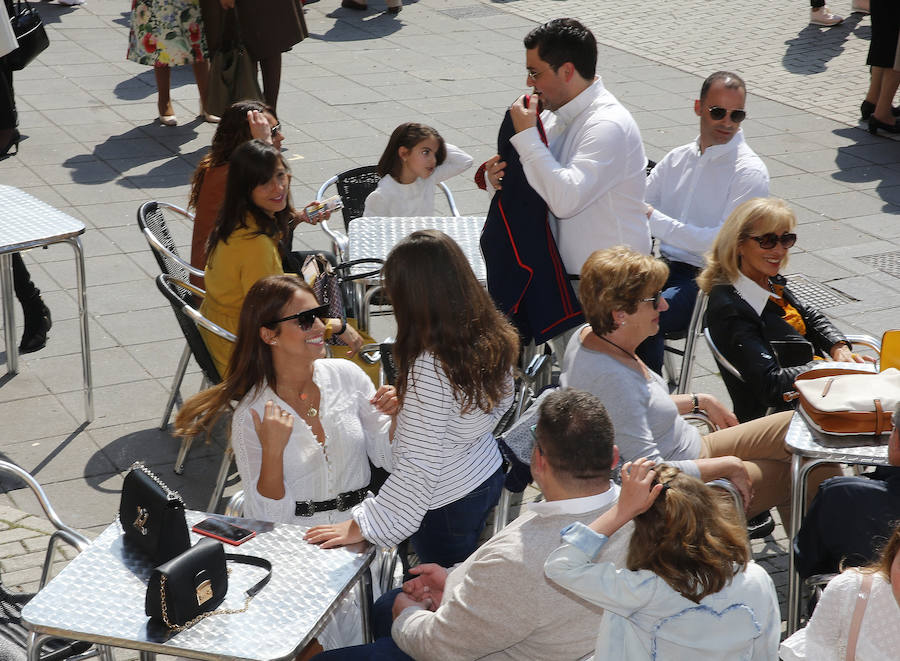 La actriz asturiana ha disfrutado de la procesión este domingo por la mañana en compañía de su hija. Muchos de los vecinos de la localidad han querido saludar a la candasina.