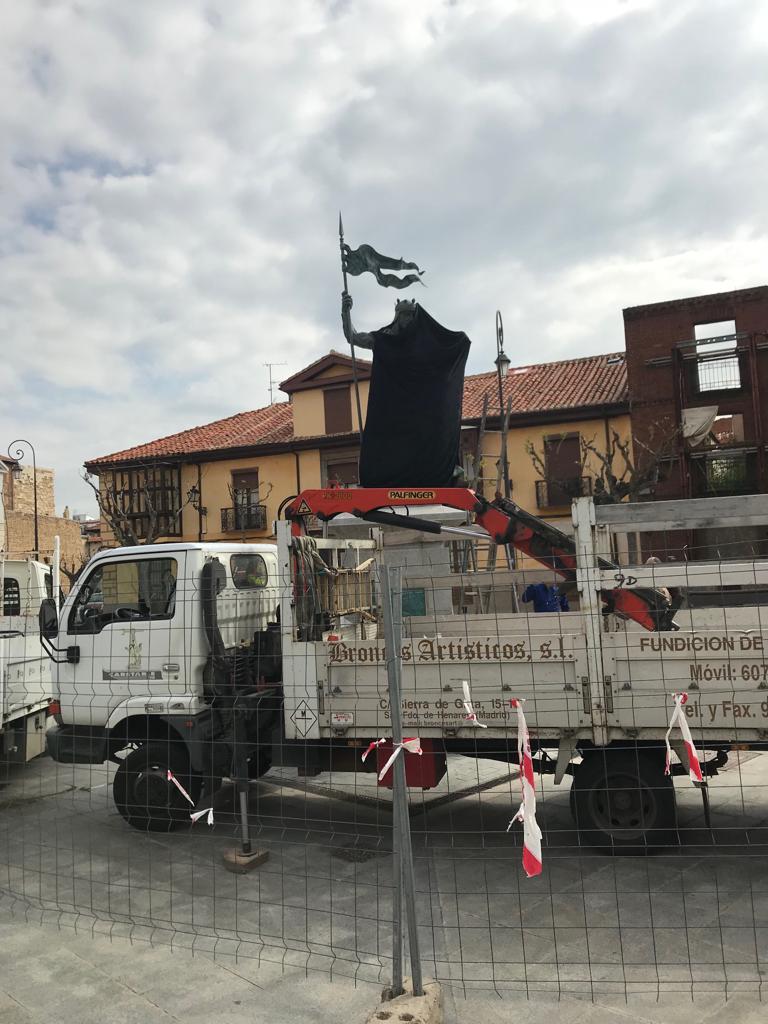 La estatua de Alfonso IX ya espera a su inauguración este martes en León capital. 