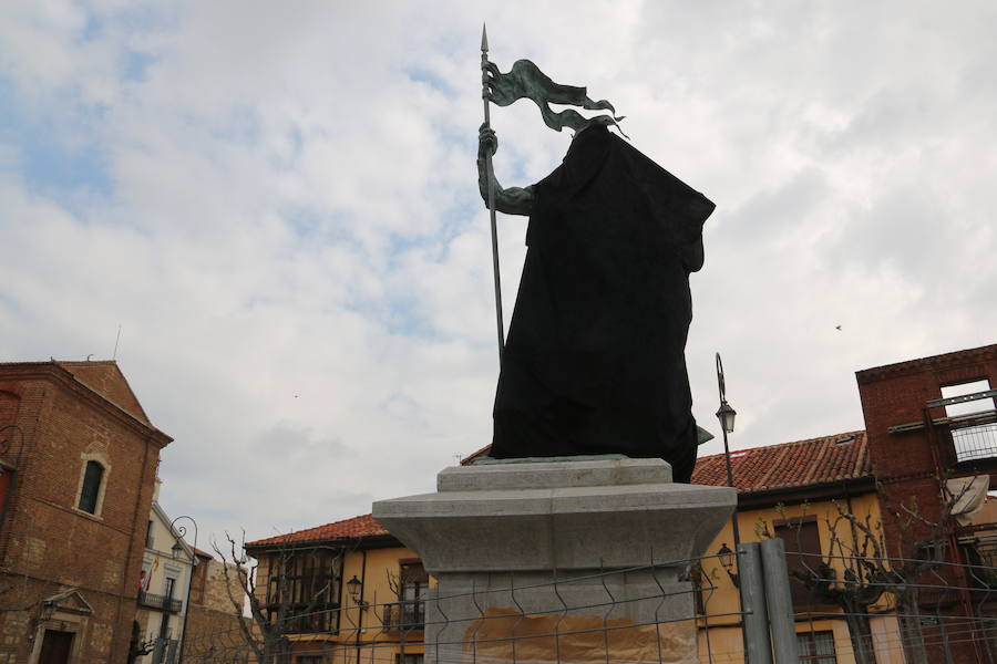 La estatua de Alfonso IX ya espera a su inauguración este martes en León capital. 