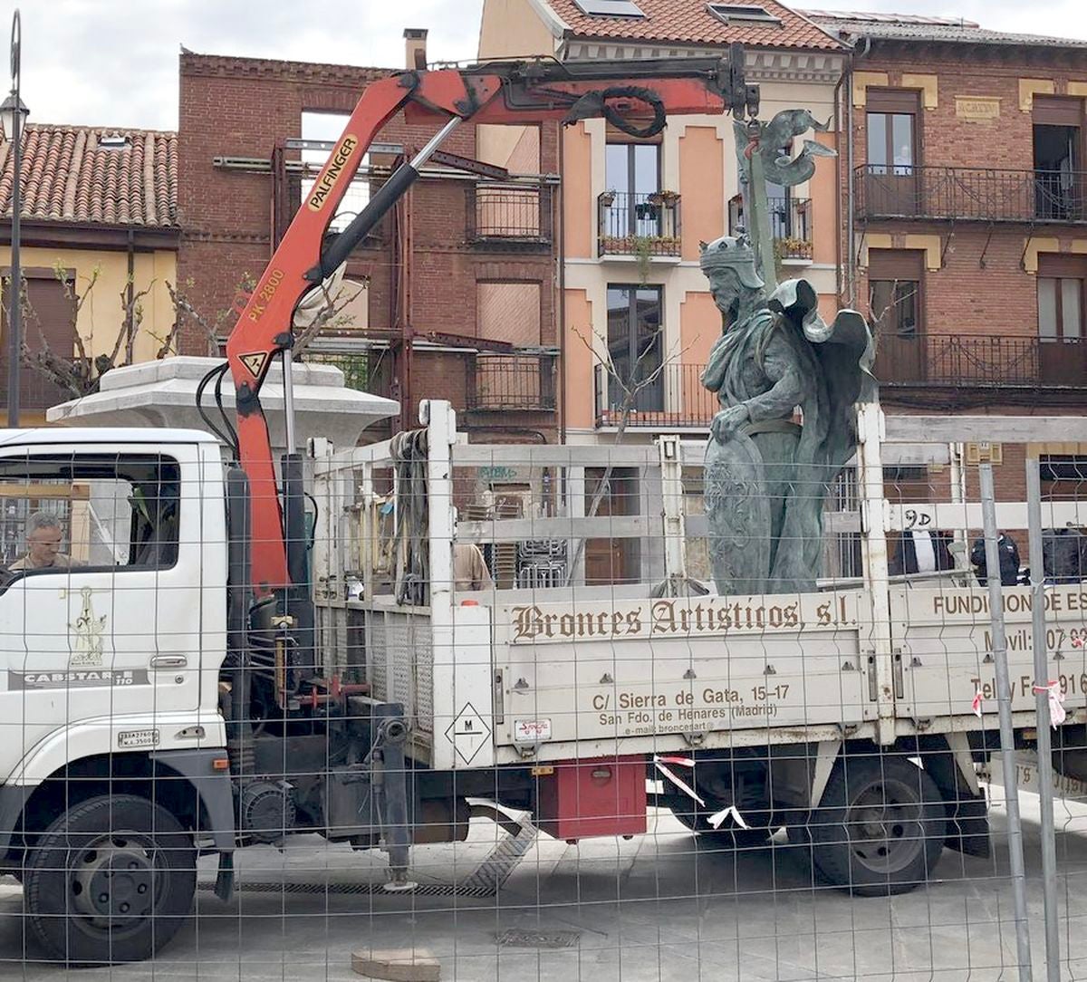 La estatua de Alfonso IX ya espera a su inauguración este martes en León capital. 