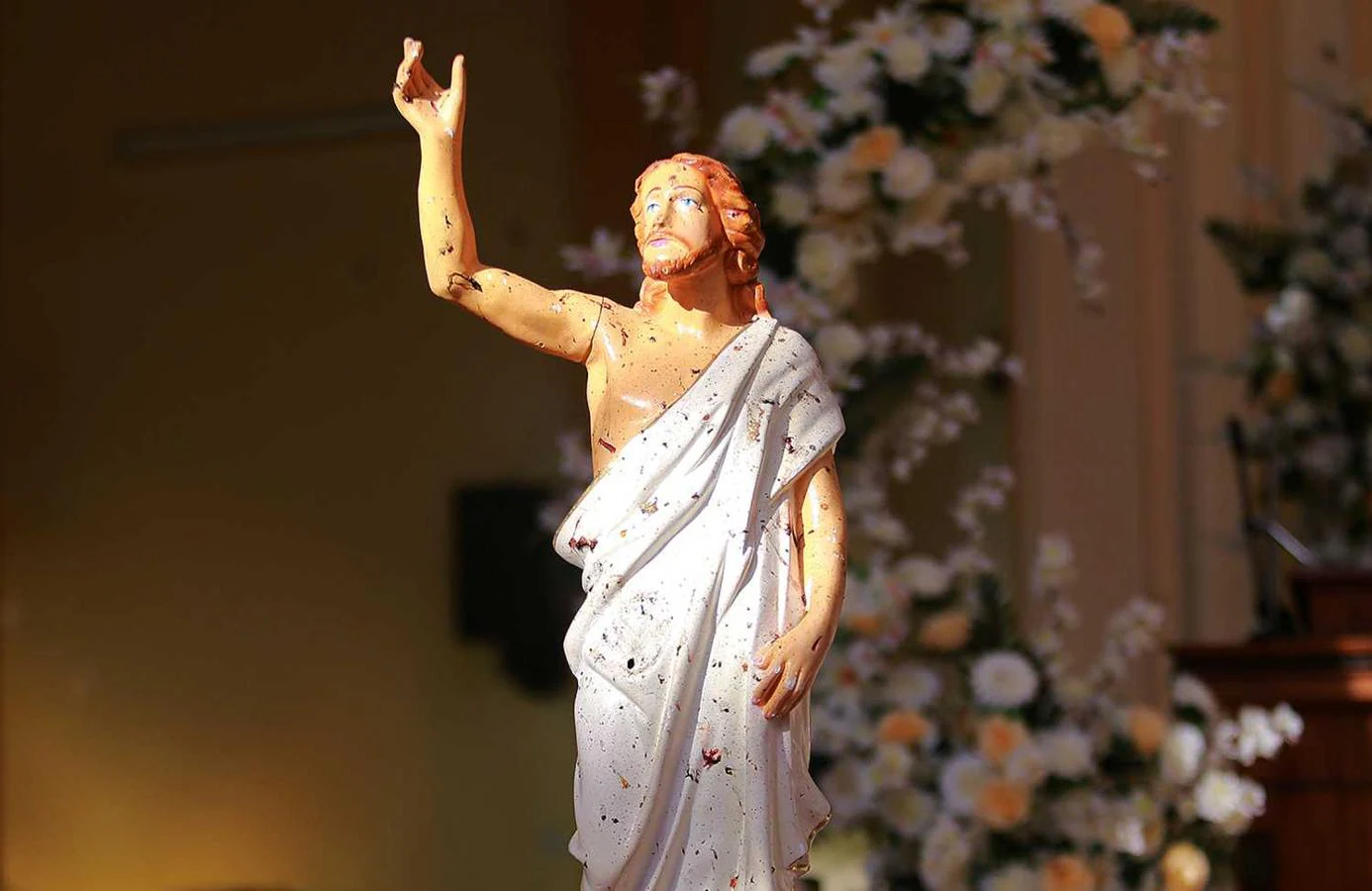 Manchas de sangre en una estatua de Jesucristo tras la explosión de una bomba dentro de una iglesia en Negombo, Sri Lanka