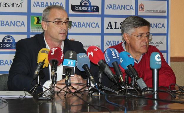 Rafa Guijosa, durante la rueda de prensa; en vídeo, rueda de prensa en directo ofrecida por el presidente y exentrenador del Ademar en el Palacio de los Deportes de León..