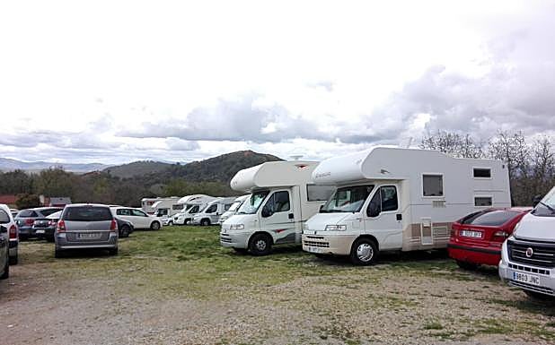 Vehículos aparcados esta Semana Santa en una de las zonas habilitadas en Las Médulas.