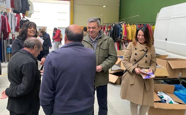 Justo visita el mercadillo de Boñar.