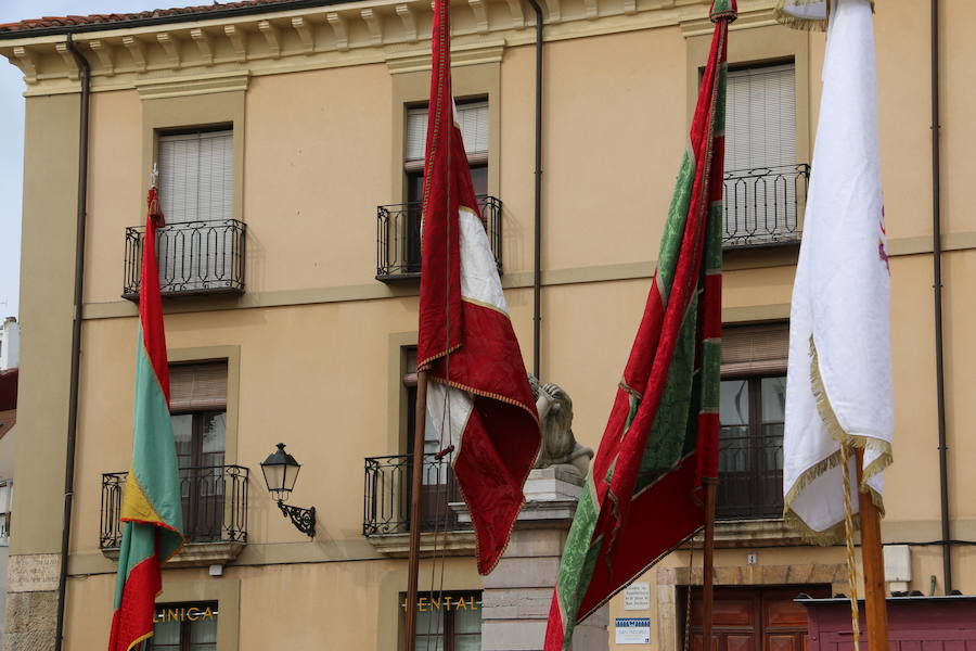 Acto de inauguración de la estatua en honor a Alfonso IX, rey de León entre 1188 y 1230 y que promulgó los Decreta, primer texto documental del sistema parlamentario europeo, en el que dio voz y voto al pueblo llano, así como al clero y la nobleza