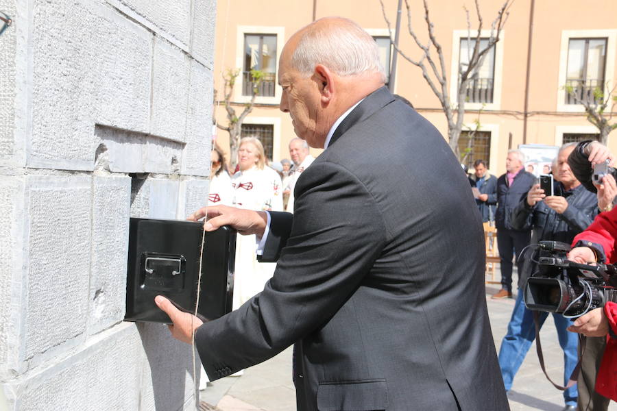 Acto de inauguración de la estatua en honor a Alfonso IX, rey de León entre 1188 y 1230 y que promulgó los Decreta, primer texto documental del sistema parlamentario europeo, en el que dio voz y voto al pueblo llano, así como al clero y la nobleza