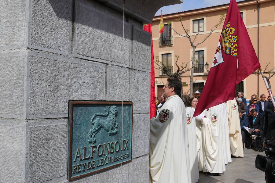 Acto de inauguración de la estatua en honor a Alfonso IX, rey de León entre 1188 y 1230 y que promulgó los Decreta, primer texto documental del sistema parlamentario europeo, en el que dio voz y voto al pueblo llano, así como al clero y la nobleza