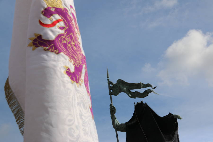 Acto de inauguración de la estatua en honor a Alfonso IX, rey de León entre 1188 y 1230 y que promulgó los Decreta, primer texto documental del sistema parlamentario europeo, en el que dio voz y voto al pueblo llano, así como al clero y la nobleza