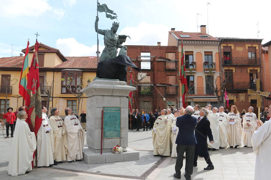 Acto de inauguración de la estatua en honor a Alfonso IX, rey de León entre 1188 y 1230 y que promulgó los Decreta, primer texto documental del sistema parlamentario europeo, en el que dio voz y voto al pueblo llano, así como al clero y la nobleza