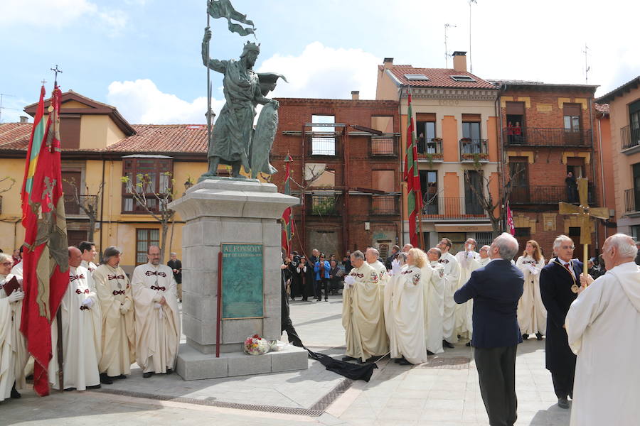 Acto de inauguración de la estatua en honor a Alfonso IX, rey de León entre 1188 y 1230 y que promulgó los Decreta, primer texto documental del sistema parlamentario europeo, en el que dio voz y voto al pueblo llano, así como al clero y la nobleza