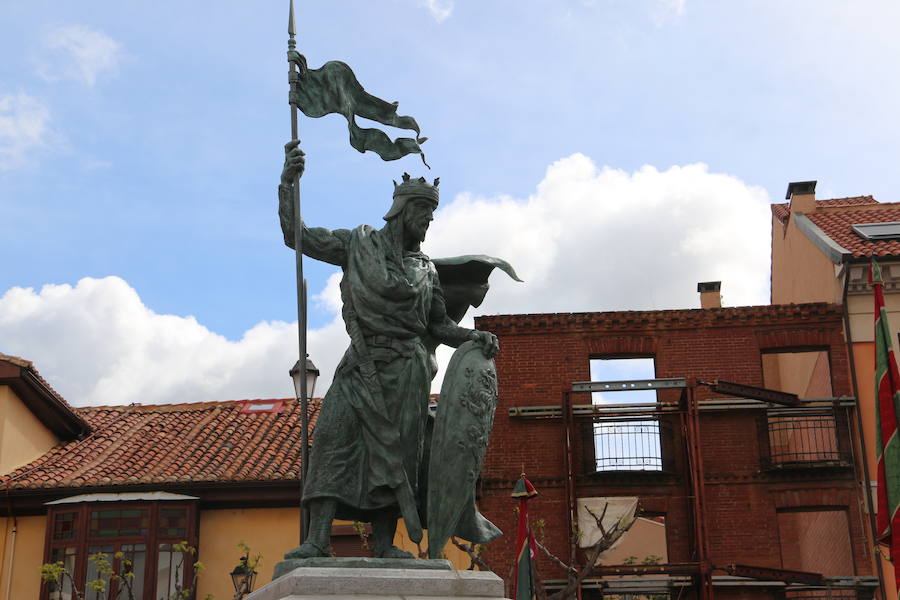 Acto de inauguración de la estatua en honor a Alfonso IX, rey de León entre 1188 y 1230 y que promulgó los Decreta, primer texto documental del sistema parlamentario europeo, en el que dio voz y voto al pueblo llano, así como al clero y la nobleza