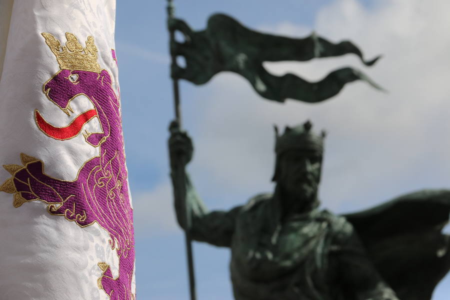 Acto de inauguración de la estatua en honor a Alfonso IX, rey de León entre 1188 y 1230 y que promulgó los Decreta, primer texto documental del sistema parlamentario europeo, en el que dio voz y voto al pueblo llano, así como al clero y la nobleza