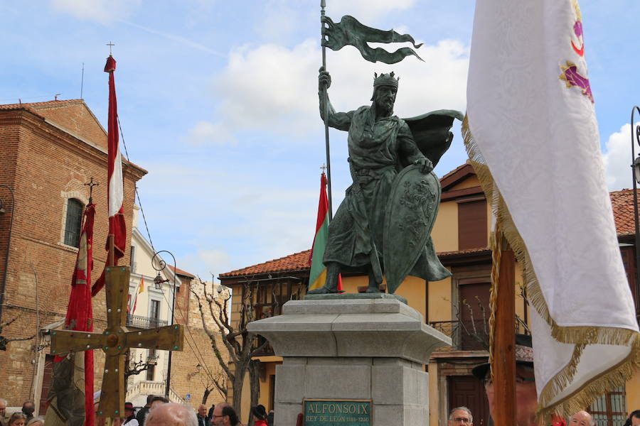 Acto de inauguración de la estatua en honor a Alfonso IX, rey de León entre 1188 y 1230 y que promulgó los Decreta, primer texto documental del sistema parlamentario europeo, en el que dio voz y voto al pueblo llano, así como al clero y la nobleza