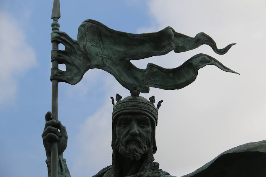 Acto de inauguración de la estatua en honor a Alfonso IX, rey de León entre 1188 y 1230 y que promulgó los Decreta, primer texto documental del sistema parlamentario europeo, en el que dio voz y voto al pueblo llano, así como al clero y la nobleza