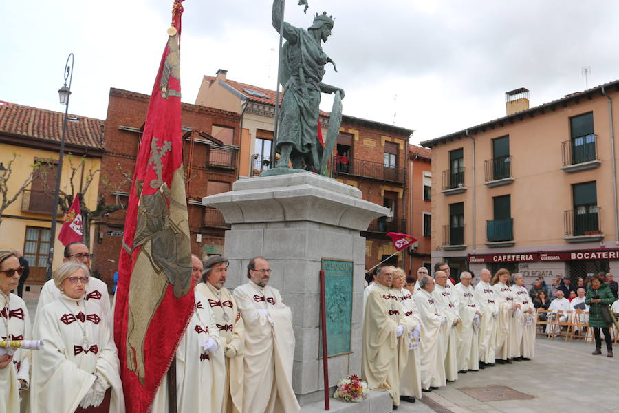 Acto de inauguración de la estatua en honor a Alfonso IX, rey de León entre 1188 y 1230 y que promulgó los Decreta, primer texto documental del sistema parlamentario europeo, en el que dio voz y voto al pueblo llano, así como al clero y la nobleza