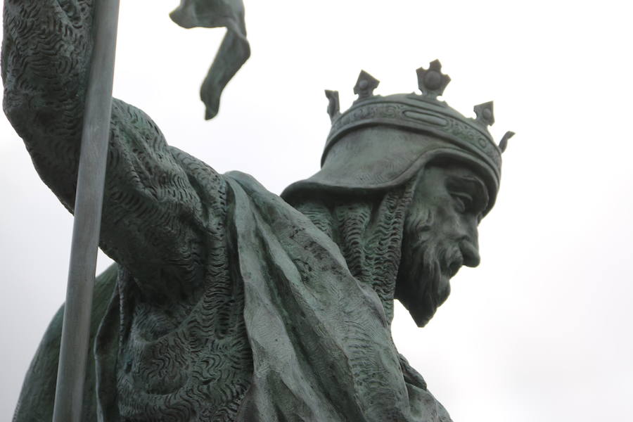 Acto de inauguración de la estatua en honor a Alfonso IX, rey de León entre 1188 y 1230 y que promulgó los Decreta, primer texto documental del sistema parlamentario europeo, en el que dio voz y voto al pueblo llano, así como al clero y la nobleza