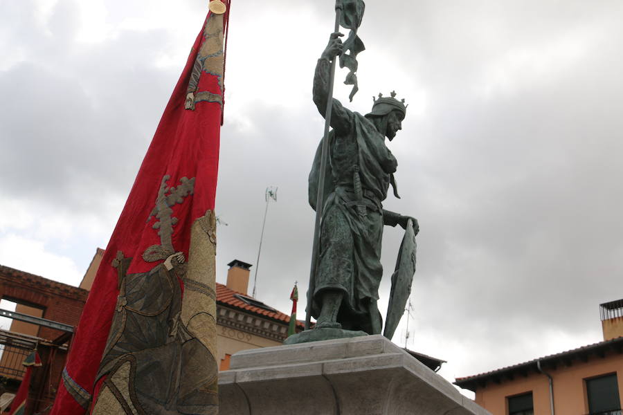 Acto de inauguración de la estatua en honor a Alfonso IX, rey de León entre 1188 y 1230 y que promulgó los Decreta, primer texto documental del sistema parlamentario europeo, en el que dio voz y voto al pueblo llano, así como al clero y la nobleza