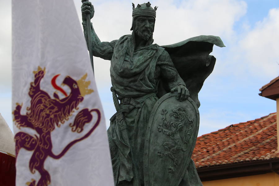 Acto de inauguración de la estatua en honor a Alfonso IX, rey de León entre 1188 y 1230 y que promulgó los Decreta, primer texto documental del sistema parlamentario europeo, en el que dio voz y voto al pueblo llano, así como al clero y la nobleza