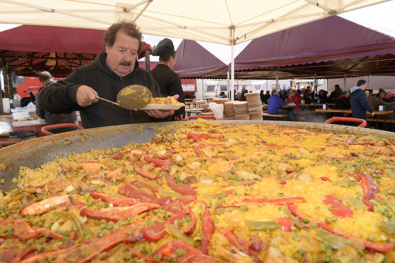 Los más de 13.000 asistentes a la campa de Villalar que celebraron el Día de Castilla y León disfrutaron de viandas y actuaciones de música