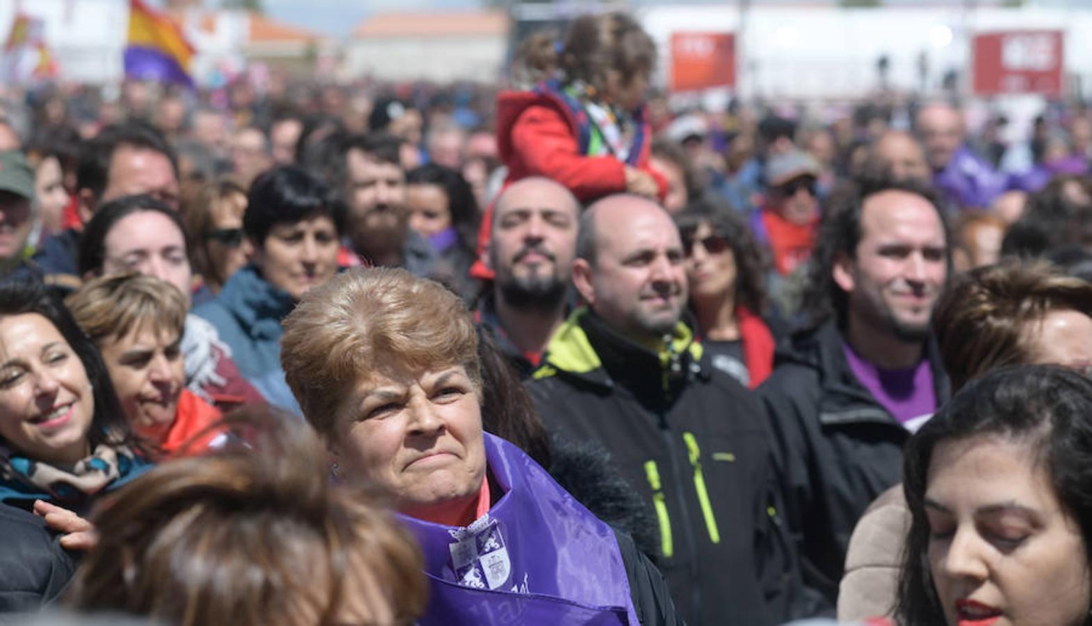 Los más de 13.000 asistentes a la campa de Villalar que celebraron el Día de Castilla y León disfrutaron de viandas y actuaciones de música