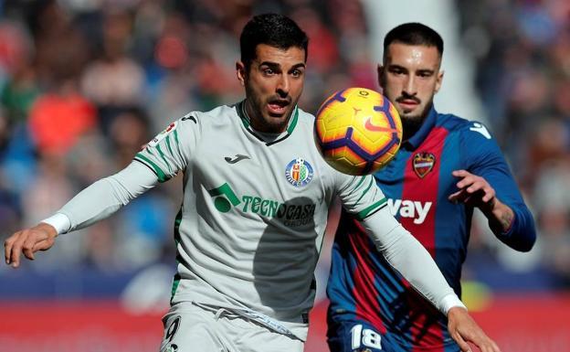 El defensa argentino del Levante Erik Cabaco y el delantero del Getafe Ángel Rodríguez. 