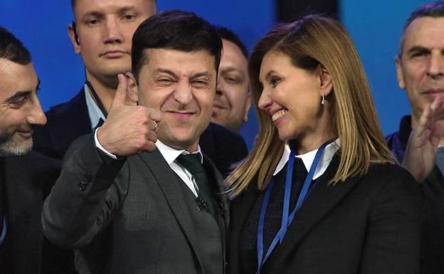 Vladimir Zelensky y Elena Zelenskaya, durante la noche electoral. 